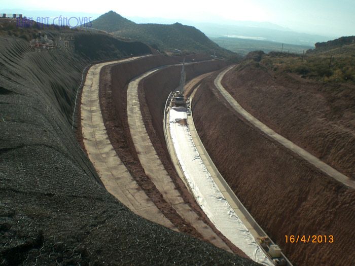 Obras de saneamiento de los taludes de salida oeste del t�nel 1