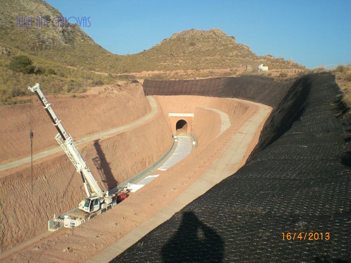 Obras de saneamiento de los taludes de salida oeste del t�nel 1