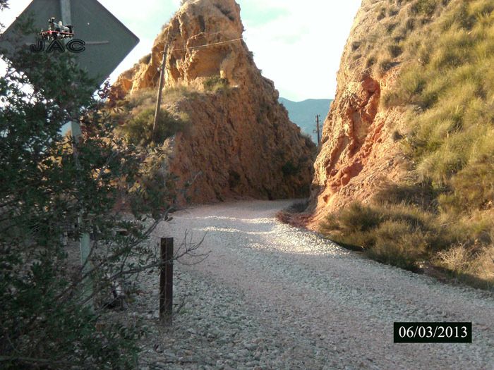 Trinchera en la zona del Puerto de Los Peines con las v�as desmontadas