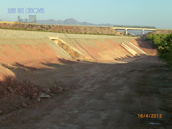 Nuevo terrapl�n, reconstruyendo el anterior arrasado por el agua