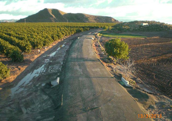Uno de los terraplenes reconstruidos, en al fase previa al montaje de v�as