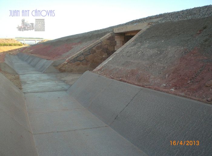 Terrapl�n reconstruido, con importante drenaje lateral de obra para evitar nuevas afecciones de riadas, adem�s de un importante paso transversal para canalizar la escorrent�a