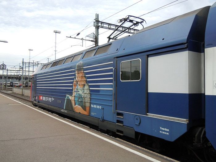 Locomotora 450-012 para la tracci�n en push-pull de trenes del S-Bahn de Z�rich con la foto de una chavala que lee y habla por un m�vil, al mismo tiempo.