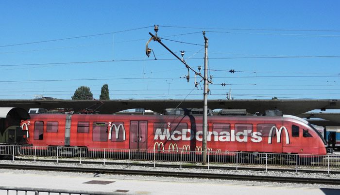A esta unidad �Desiro� para servicios locales en Ljubljana lo han transformado con librea de una hamburgueser�a.