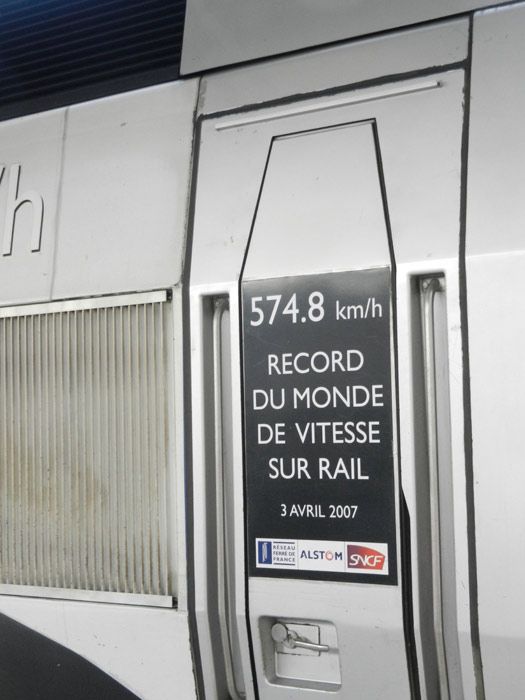  La SNCF no ha solido variar la librea estndar de los TGV, con vinilos especiales, pero el rcord de velocidad alcanzado por la rama 4402 en la LGV Est Europenne el 3 de abril de 2007, con 574,8 km/h  ha merecido la inscripcin permanente en su cabeza tractora del evento. Durante algn tiempo estuvo a cargo de la conexin Pars-Mnich y aqu est fotografiada en la estacin central de esta ltima ciudad.