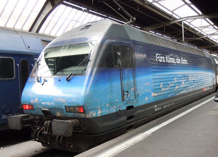 En esta otra fotograf�a, es la 460-002 la que ensalza las bondades del ferrocarril frente al cambio clim�tico.