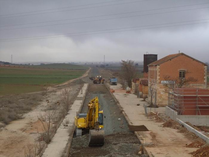 Trabajos de retirada de balasto antiguo en la estaci�n de Alpera