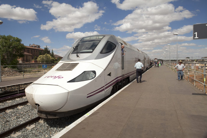 Alvia serie 730, dual, en la estaci�n de Zamora