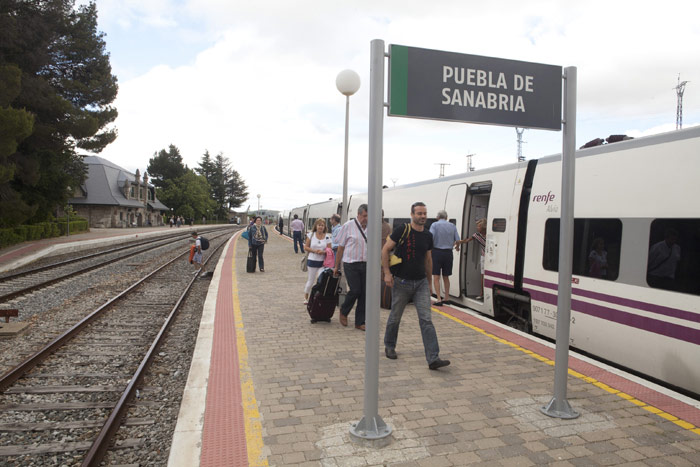 Puebla de Sanabria. A la izquierda de la imagen la tradicional estaci�n de piedra