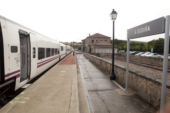 A gudi�a. El tren cruza con otro Alvia que circula hacia Madrid.