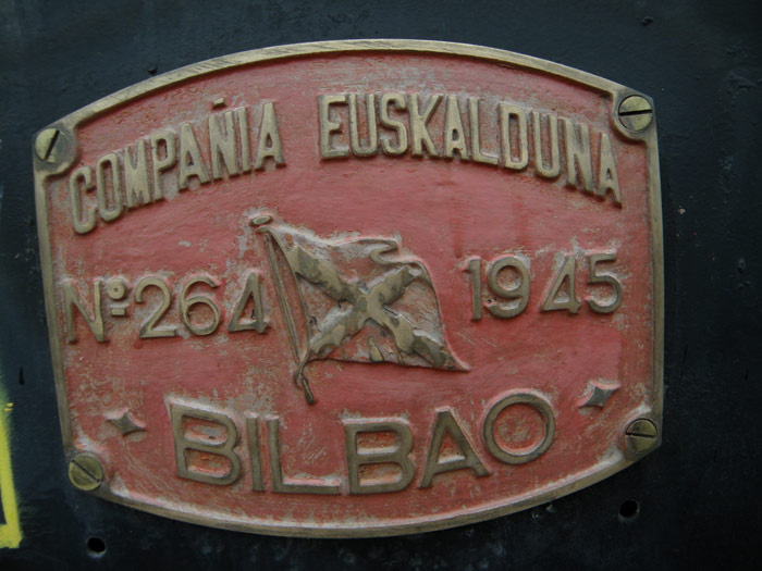 Placa del fabricante que luce en en lateral. Singularmente esta placa no corresoponde a esta locomotora, sino a una "Renfe", la 240-2578