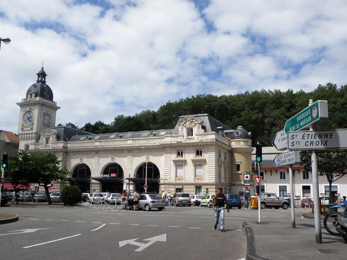 Fachada exterior de la estaci�n de Bayonne, con su caracter�stica torre.
