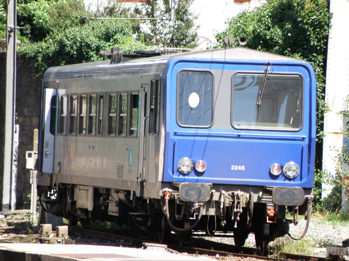 Fuera de andenes, junto al t�nel de salida de la estaci�n, un automotor de la serie 2200 descansa a la espera de servicio