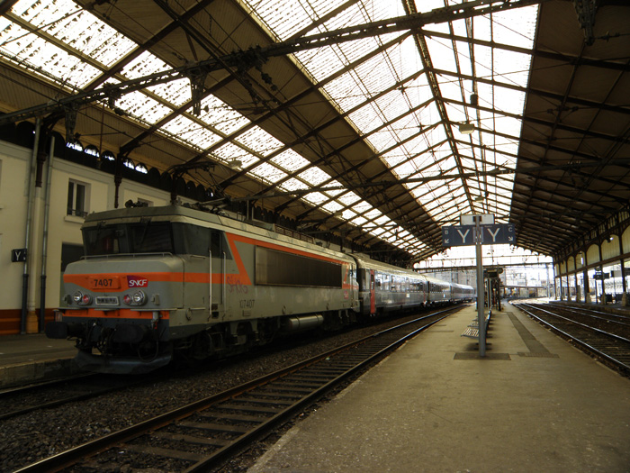 Interior de la estaci�n. La marquesina acoge cuatro v�as y dos andenes. En la v�a 1 un tren Corail hacia Toulouse a punto de partir,