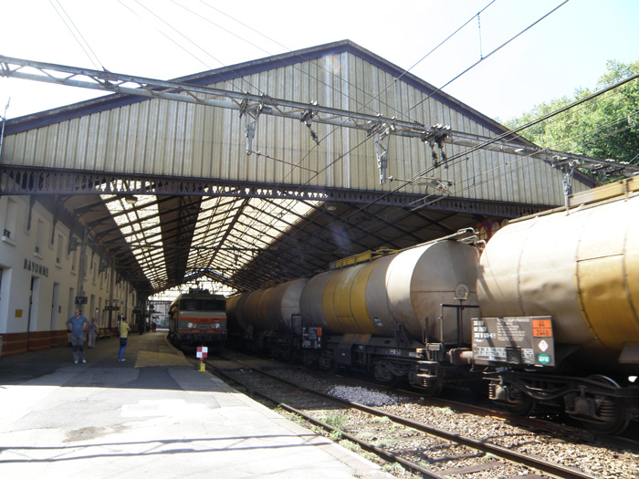 Bajo la modesta marquesina de Bayonne pasan desde veloces TGV a pesados convoyes mercantes como �ste de combustibles.