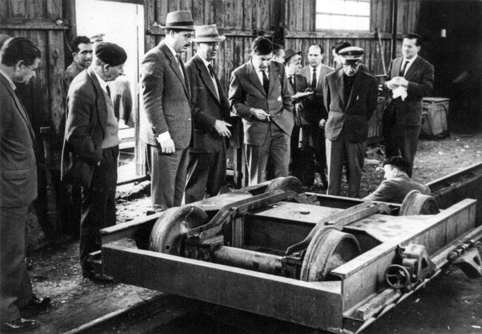 Presentaci�n de los bogies utilizados en los ensayos para el transporte de vagones de v�a ancha por la l�nea de v�a m�trica de Carcaixent a D�nia. Archivo de Vicent Ferrer i Hermenegildo.