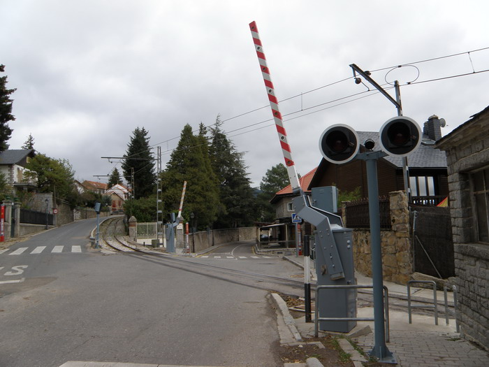 Uno de los pasos a nivel en el pueblo de Cercedilla