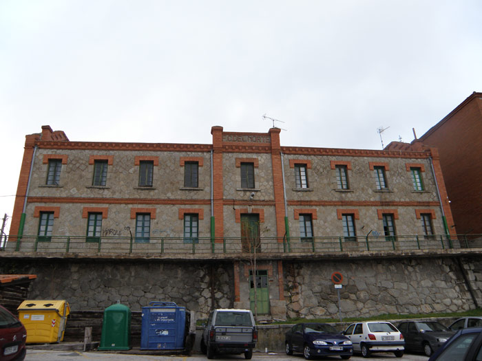 Edificio de viviendas de ferroviarios de la antigua Compa��a del Norte