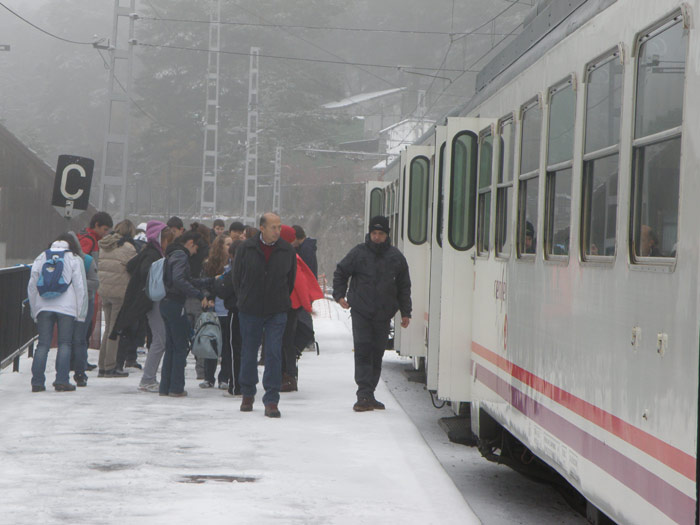 Viajeros descienden del tren en la helada estaci�n del Puerto de Navacerrada