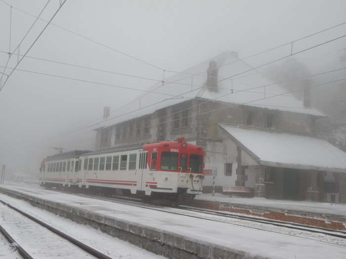 Unidad 442 bajo una intensa niebla en la estaci�n de Cotos