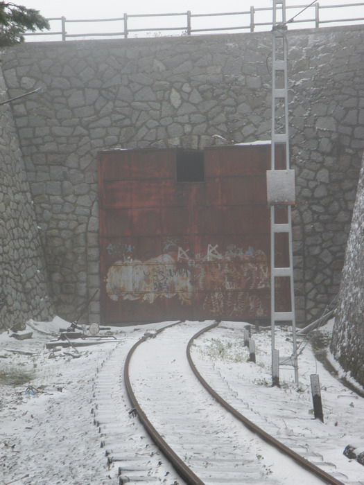 Port�n de acceso al t�nel ciego de salida de Cotos. Este t�nel, usado ocasionalmente como cochera, era la primera fase de la fallida prolongaci�n hasta Gargantilla de Lozoya