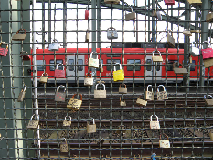 Candados de amor al paso del los trenes