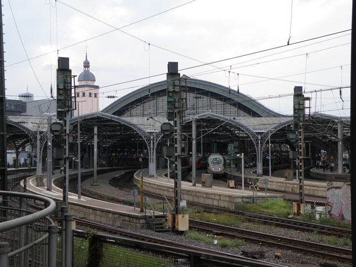 Entrada a la estaci�n desde el lado del puente Hohenzollern