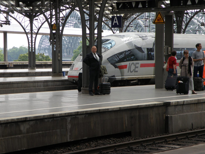 Un tren ICE hace su entrada en una de las v�as