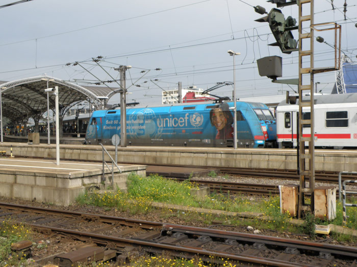 Una decorada locomotora de la DB entra con un tren de coches de viajeros a la estaci�n
