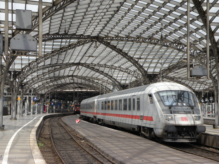 Un tren regional bajola marquesina de la estaci�n, lado r�o