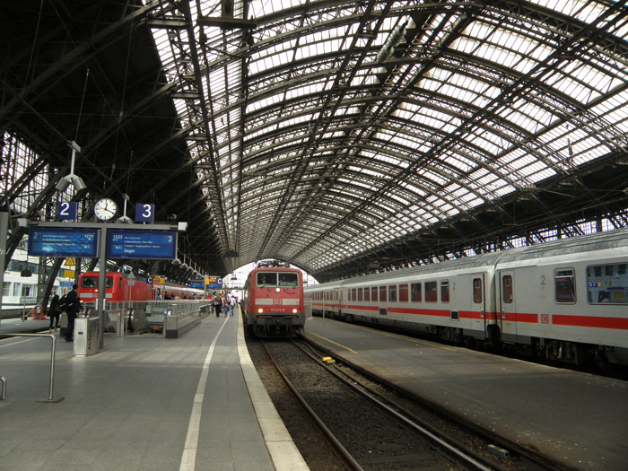 Nave central de la estaci�n con trenes de largo recorrido