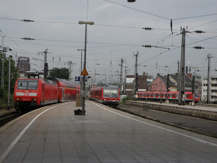 Varios trenes entrando simult�neamente por el lado occidental de la estaci�n