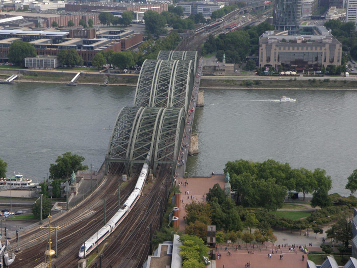 Vista del puente Hohenzollern desde las agujas de la catedral de Colonia