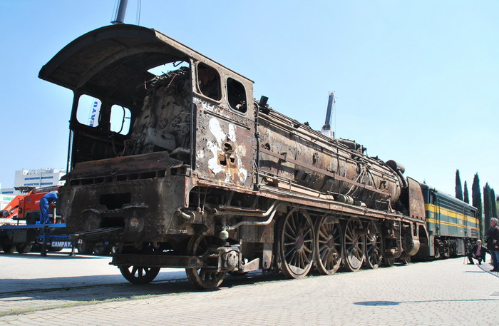 La locomotora, en v�a, junto a la 2100 del Museo. Foto Alberto de Juan Fern�ndez