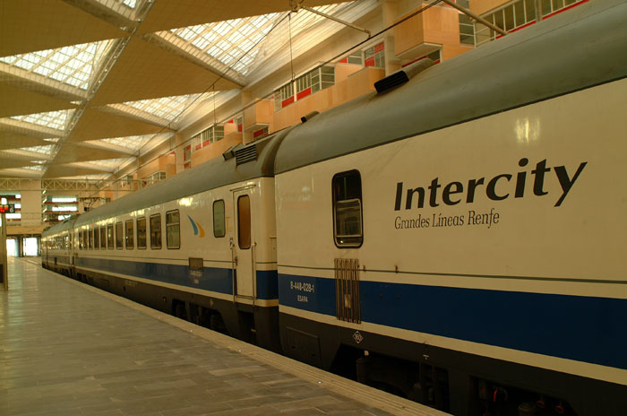 Vista lateral del 448-028. Intercity 209 Logro�o-Madrid Electrotr�n 448 de la segunda subserie