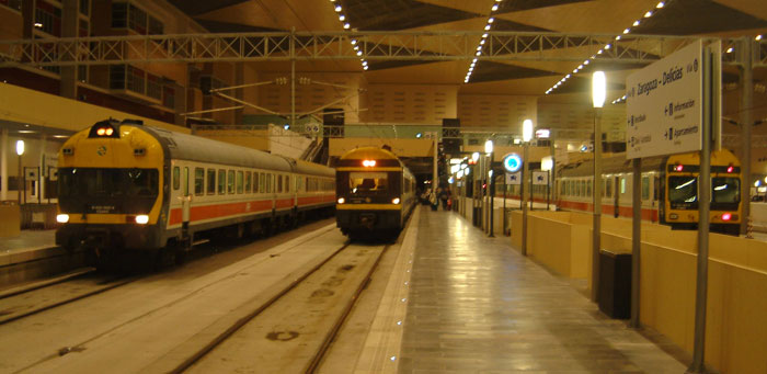 Estaci�n de Zaragoza-Delicias coinciden tres electrotrenes de Renfe: 432, 444 y 448