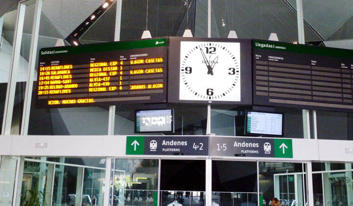 Panel de horarios de la nueva estaci�n de Logro�o
