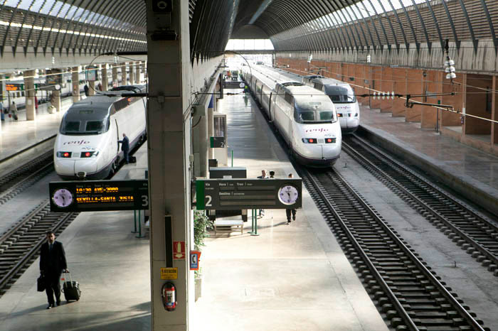 Cuenta con un haz de trece v�as -seis de ancho internacional (UIC) y siete de ancho ib�rico- y siete andenes. 