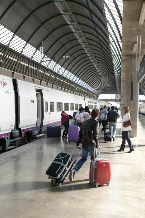 Existen paradas de taxi en la estaci�n as� como de autobuses urbanos e interurbanos. El aeropuerto se encuentra comunicado mediante autob�s y se halla a doce kil�metros de la ciudad.