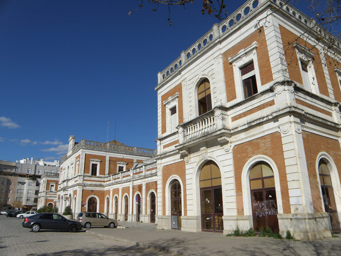 Vista lateral de la fachada, lado calle, de la estaci�n de San Bernardo