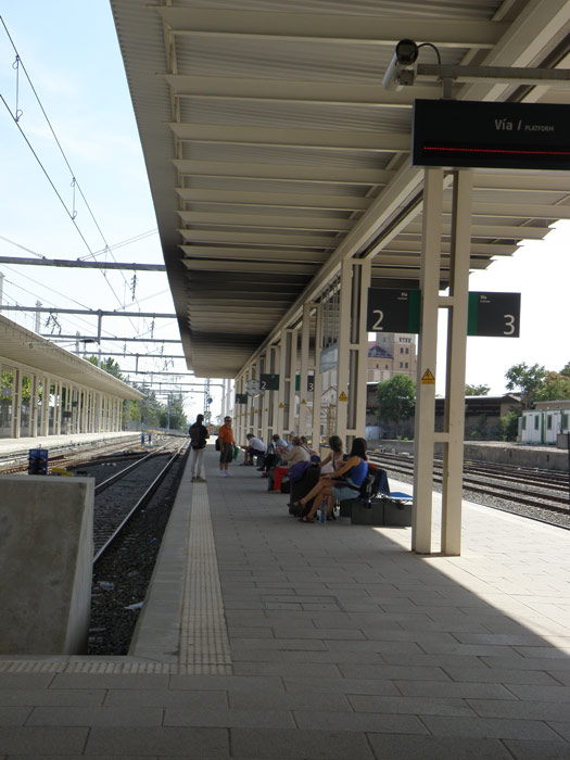 El and�n compartido por los trenes de dos anchos, a la izquierda los de ancho est�ndar y a la derecha los de ancho ib�rico