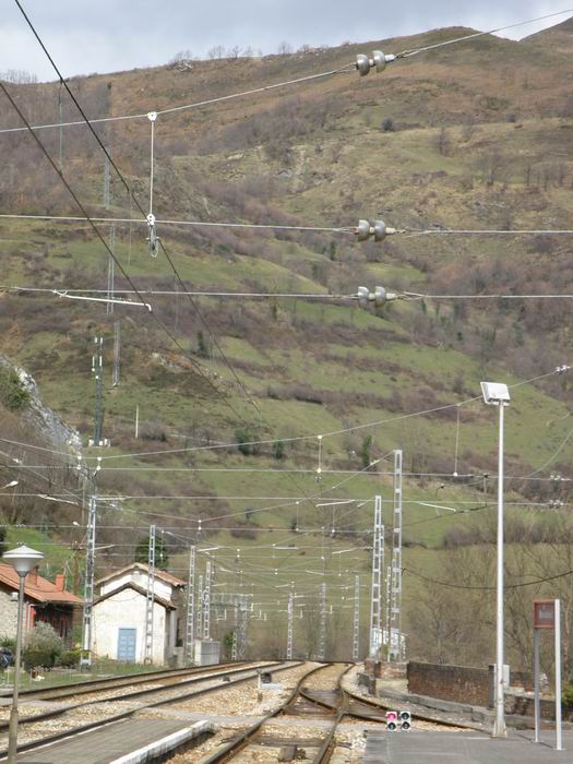 Salida norte, hacia Oviedo, de la estaci�n