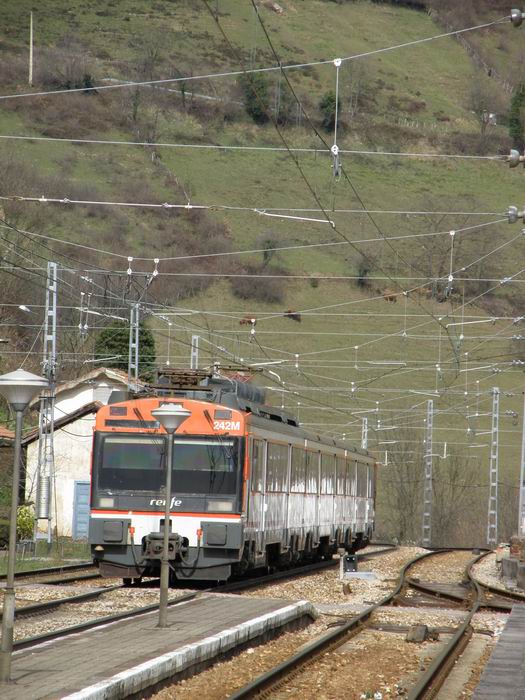 Un regional procedente de Gij�n con direcci�n a Le�n entra en Fierros