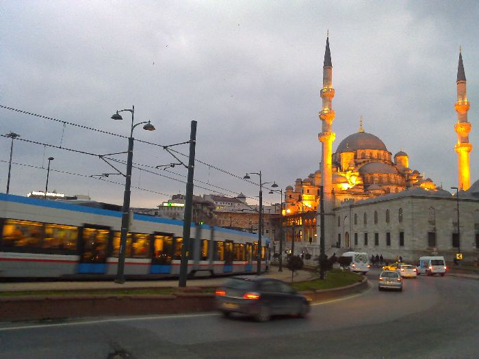 Un tranv�a procedente del puente de Galata circula frente a la Mezquita Nueva