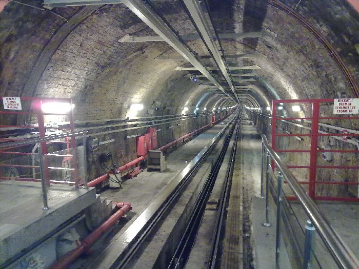 Instant�nea donde se aprecia el gran desnivel que salva el funicular de Beyoglu