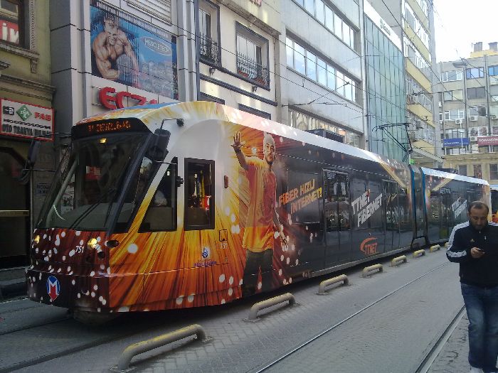 Una unidad de tranv�a debidamente tuneada circula por el centro hist�rico de la ciudad