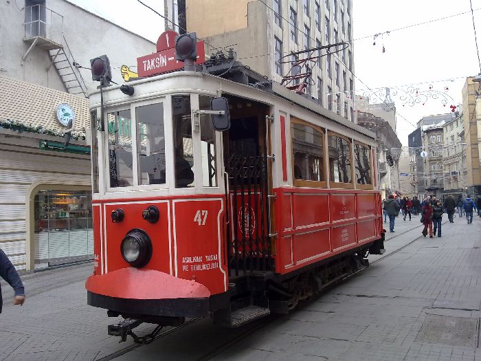 Una de las principales arterias comerciales de Estambul, İstiklal Caddesi, puede recorrerse a bordo de un tranv�a hist�rico