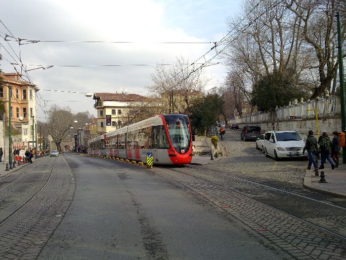Perspectiva de un tranv�a direcci�n Sultanahmet