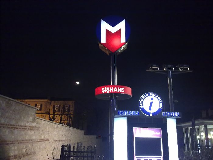 Acceso a la estaci�n de Sishane, metro Estambul