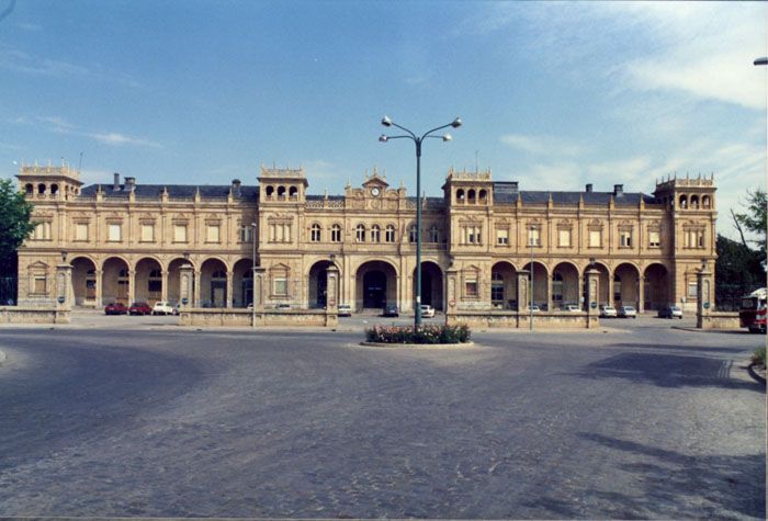 Fachada del edificio de viajeros de la estaci�n en una imagen de 1992. Foto Colecci�n Carlos Fern�ndez Cuenca G�mez. AHF